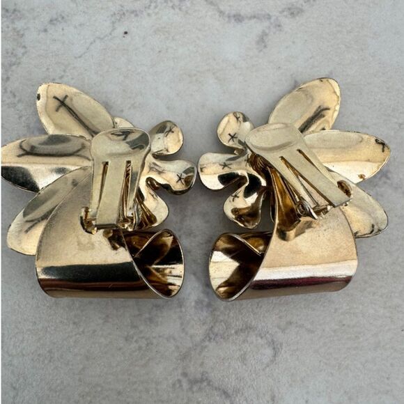 Vintage Gold-Tone Floral Clip-On Earrings - Picture 2 of 7